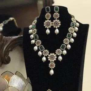 Flower Motif Long Necklace Flower Motif Long Necklace