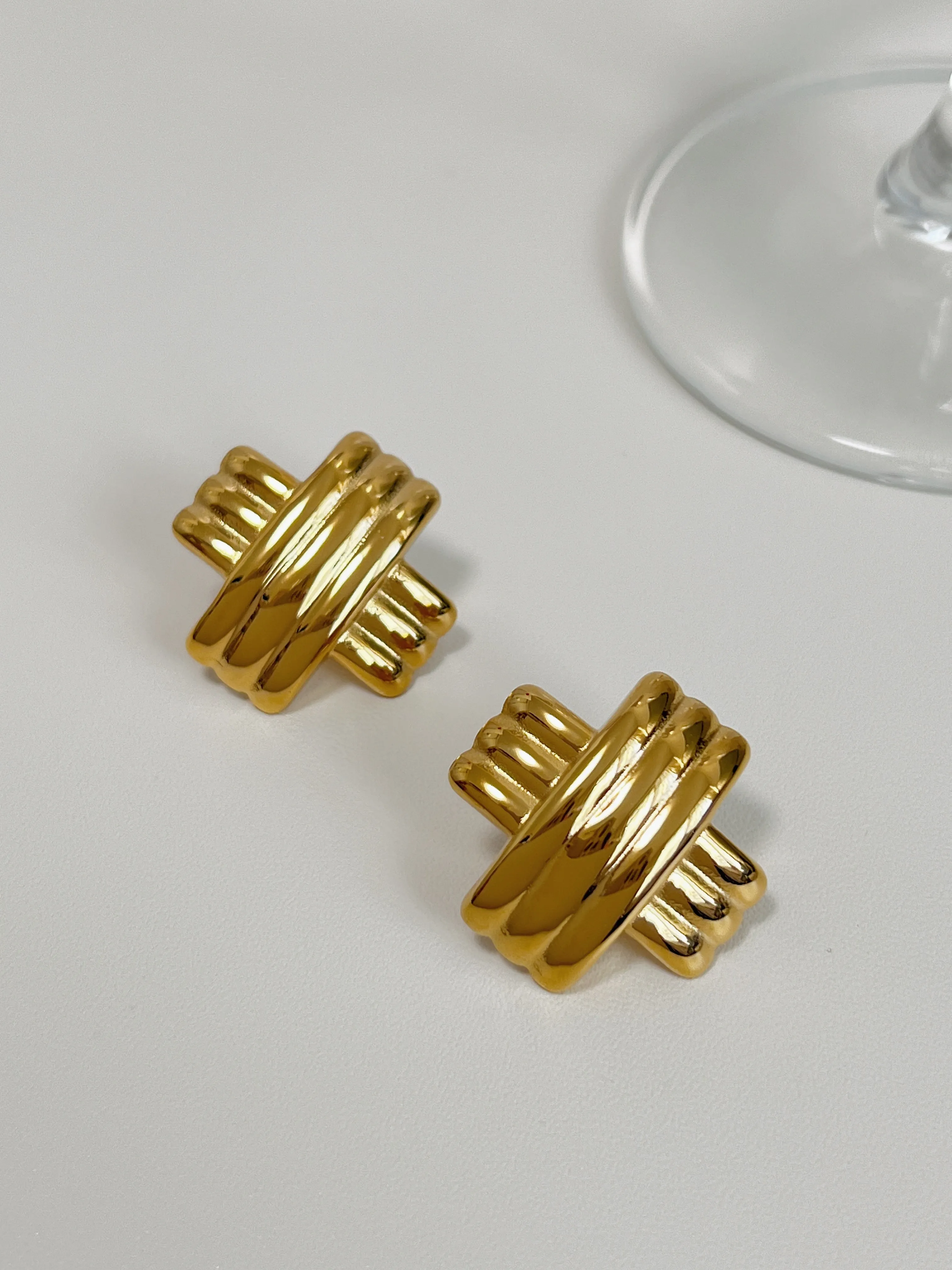 Mylie Ribbed Cross Earrings