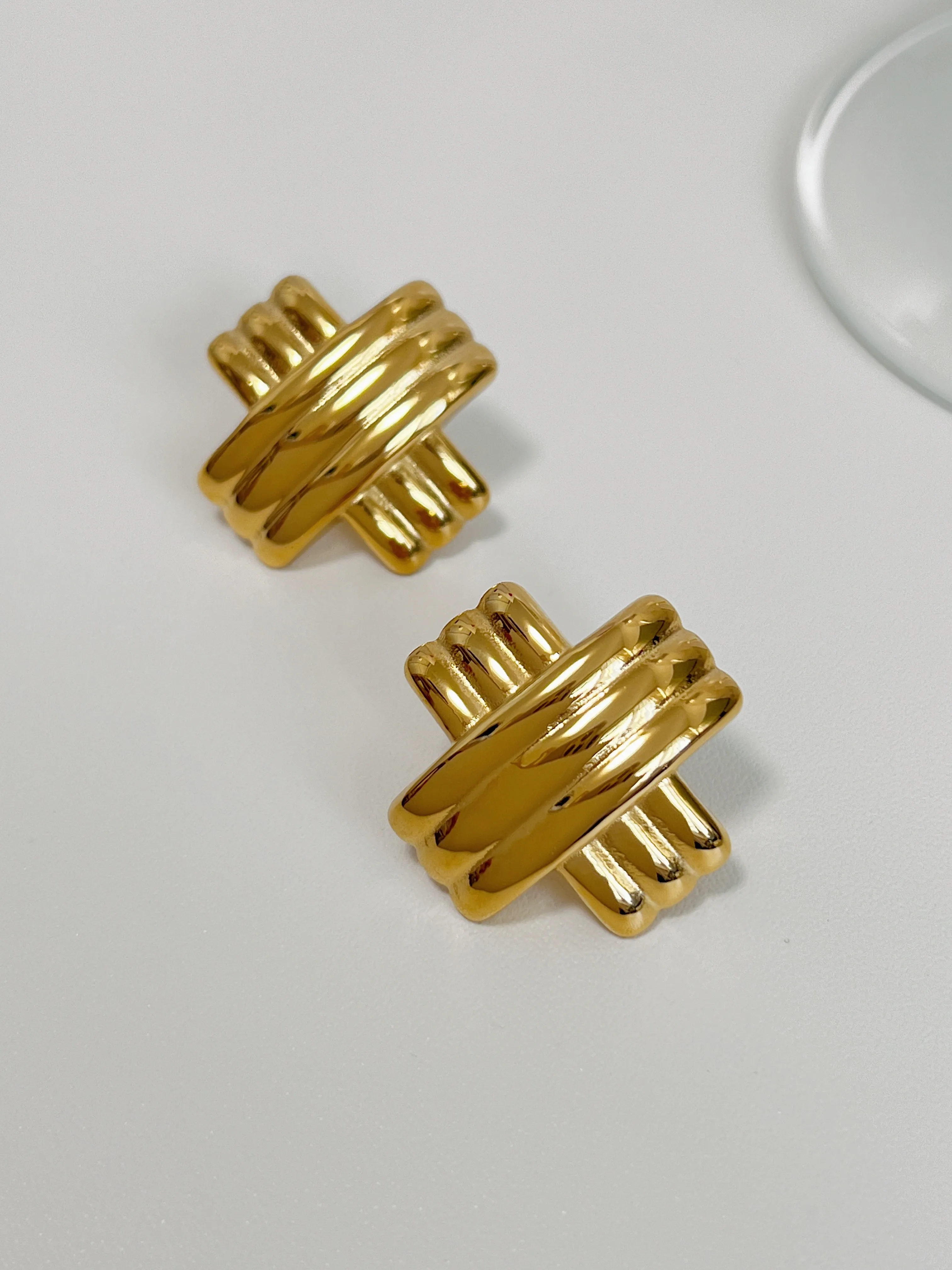 Mylie Ribbed Cross Earrings