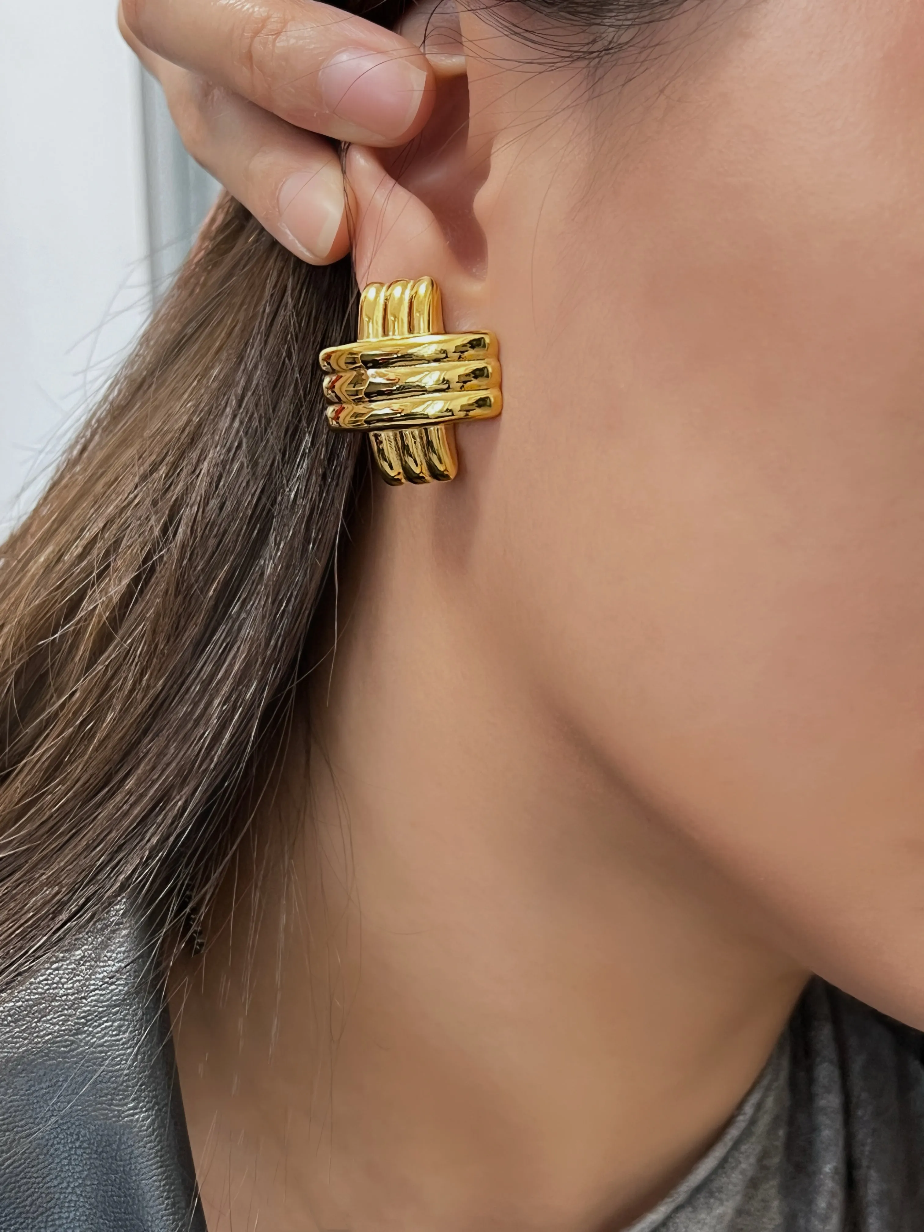 Mylie Ribbed Cross Earrings