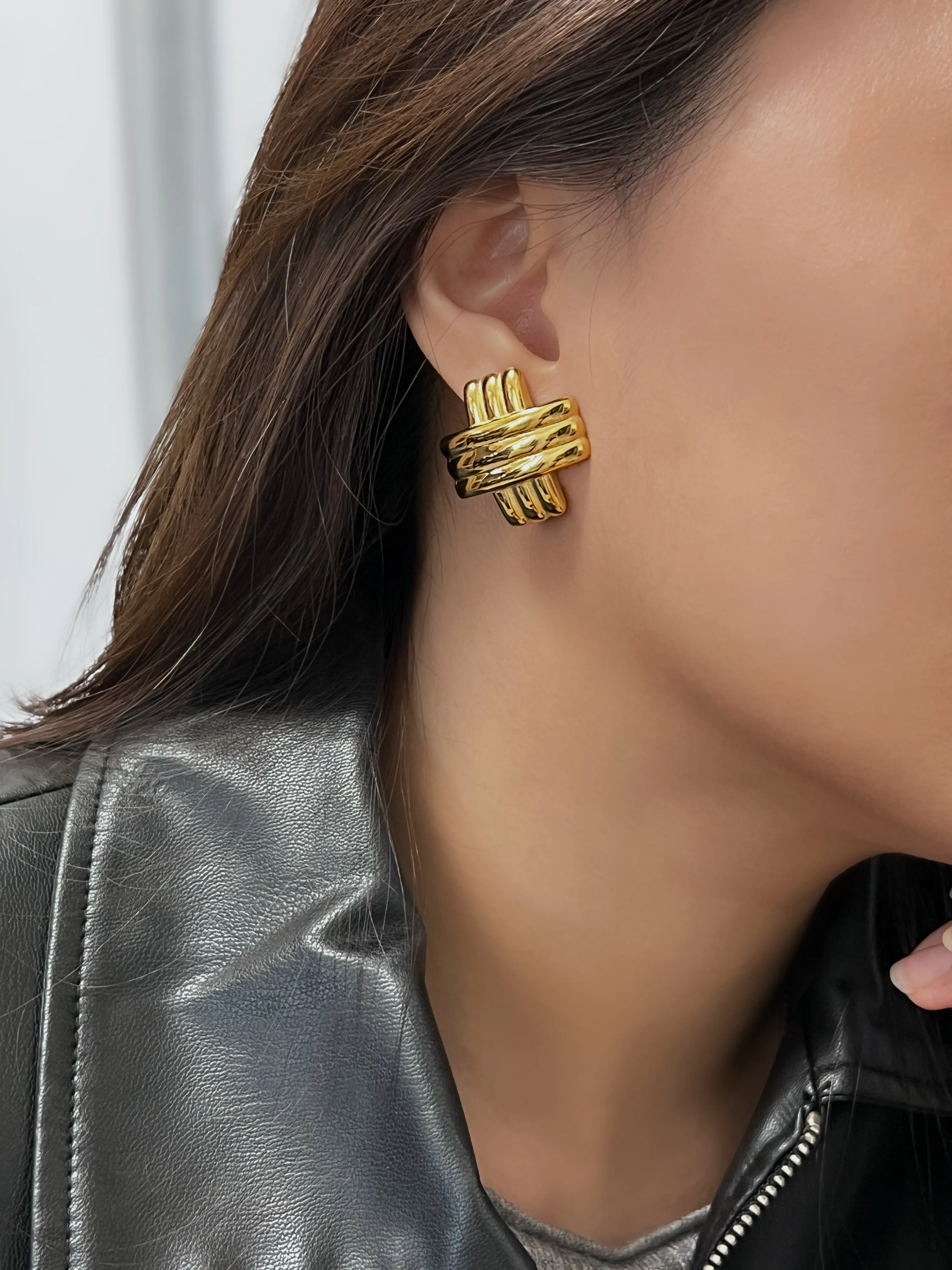 Mylie Ribbed Cross Earrings