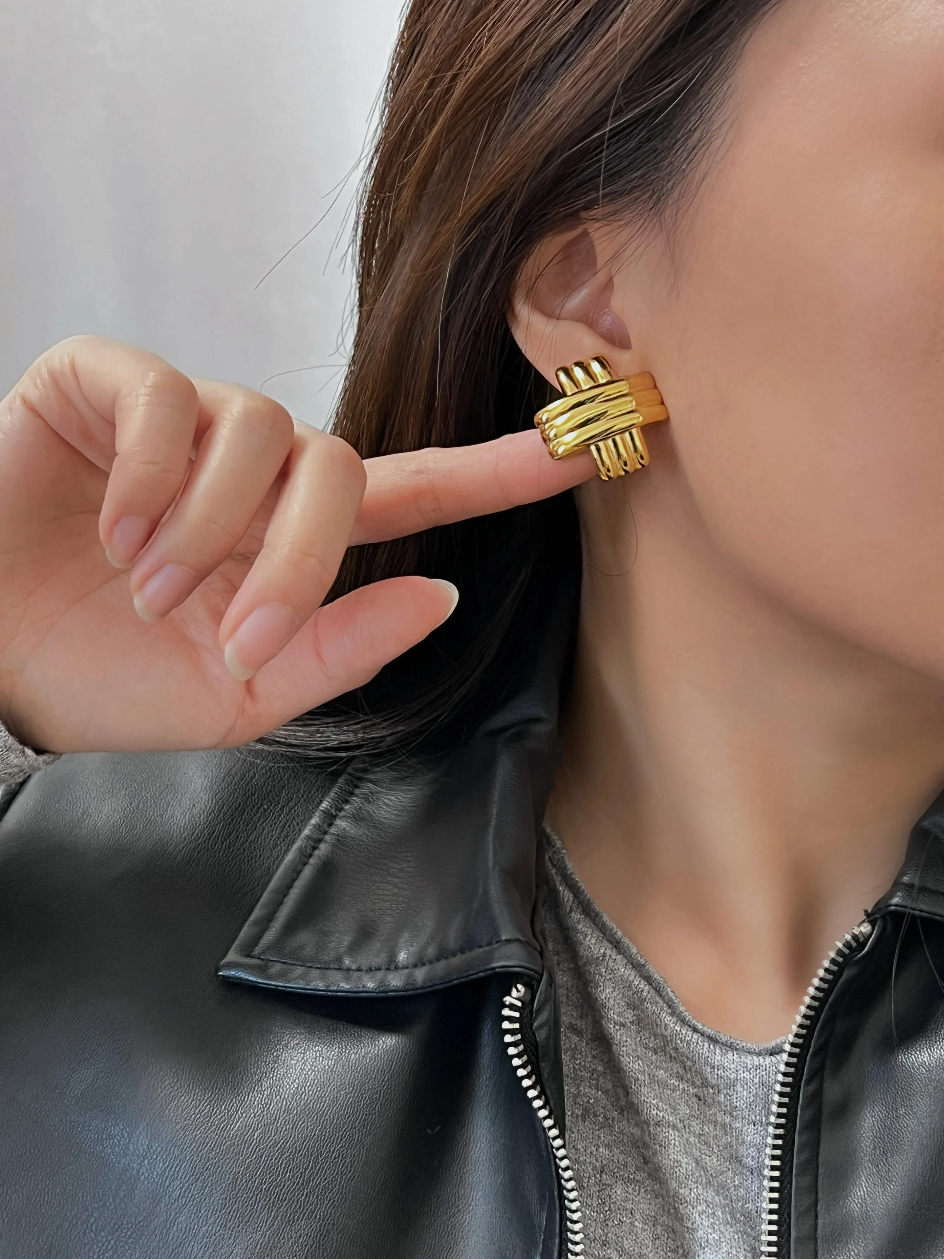 Mylie Ribbed Cross Earrings