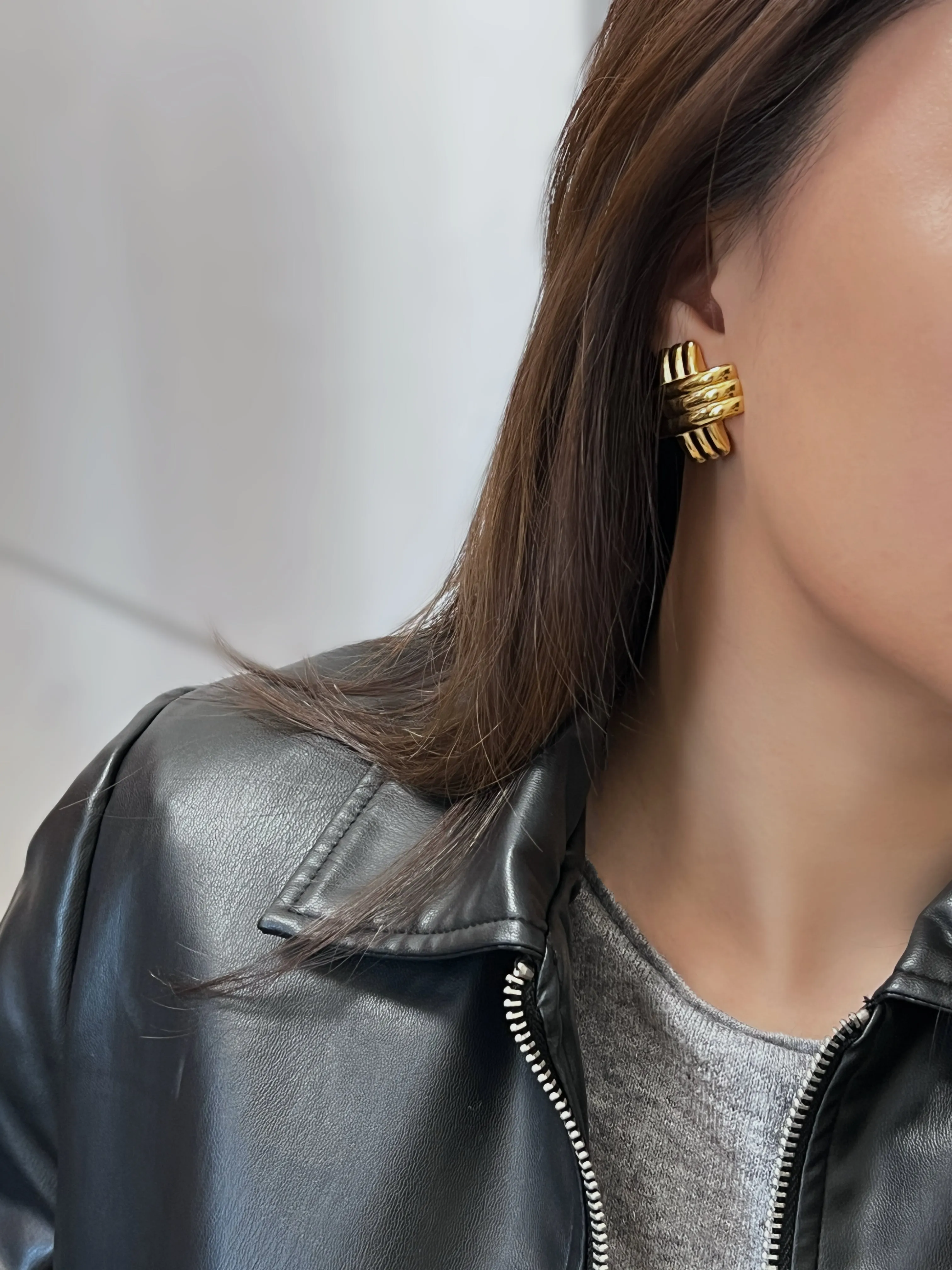 Mylie Ribbed Cross Earrings