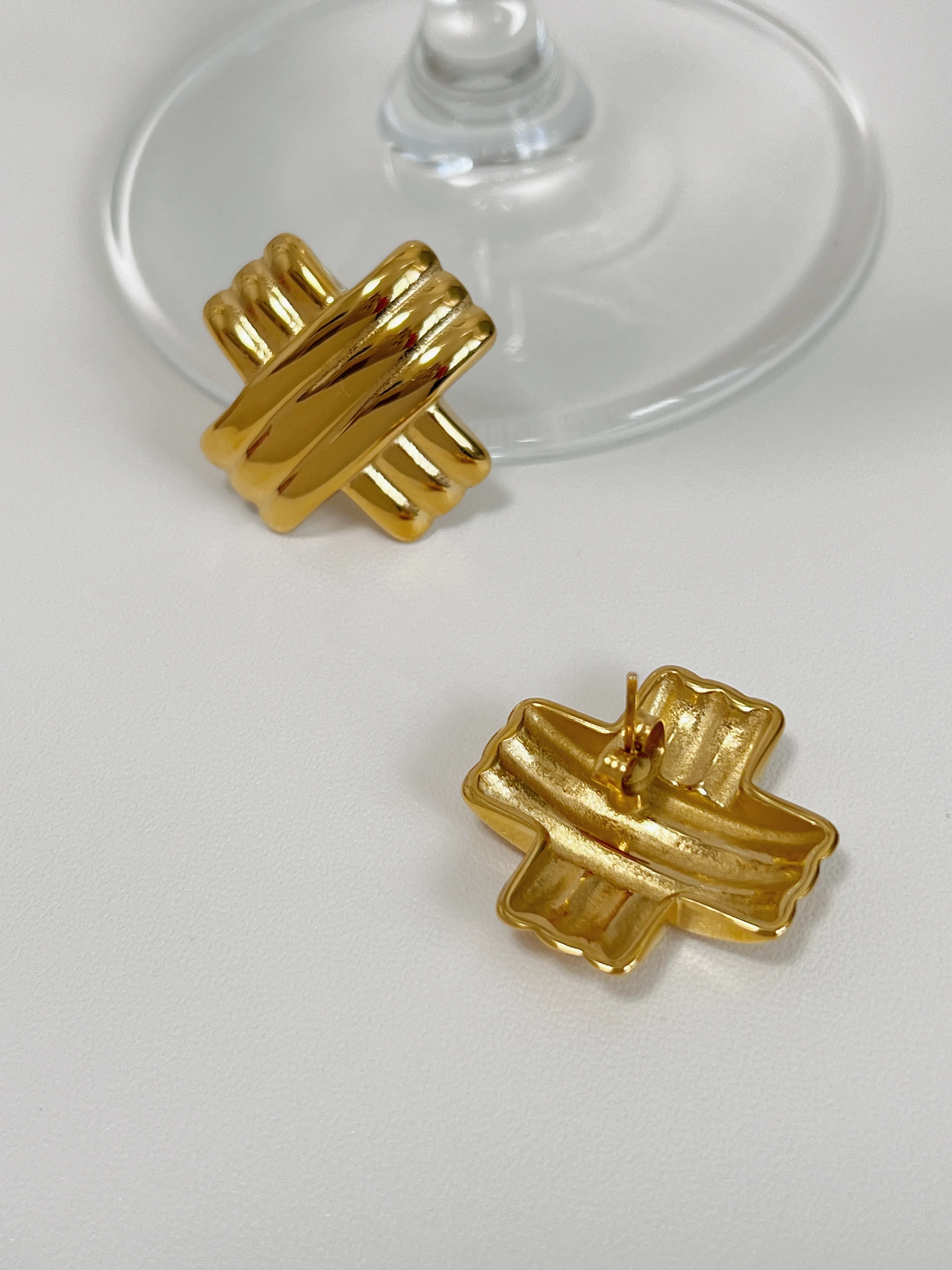 Mylie Ribbed Cross Earrings