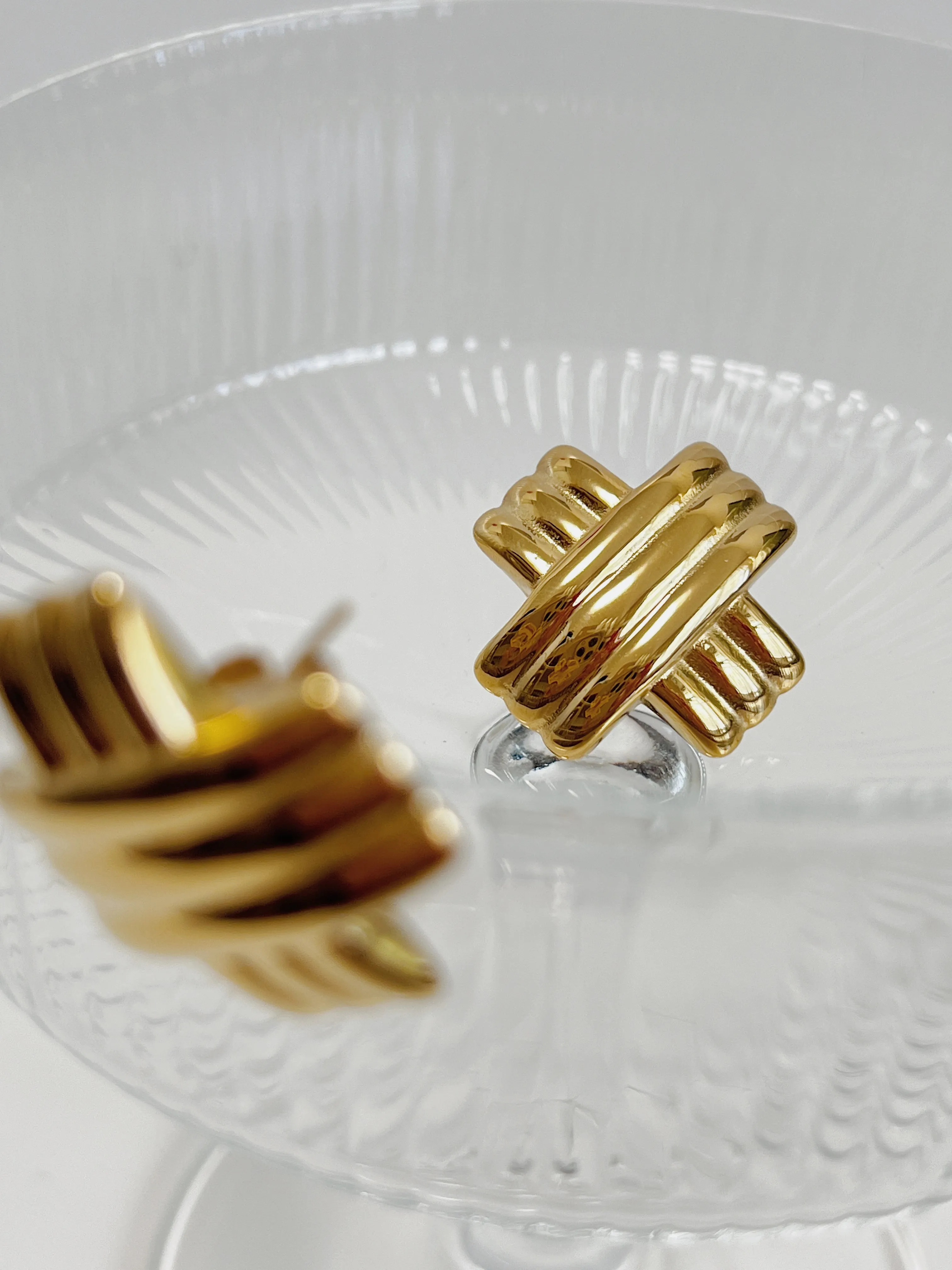 Mylie Ribbed Cross Earrings
