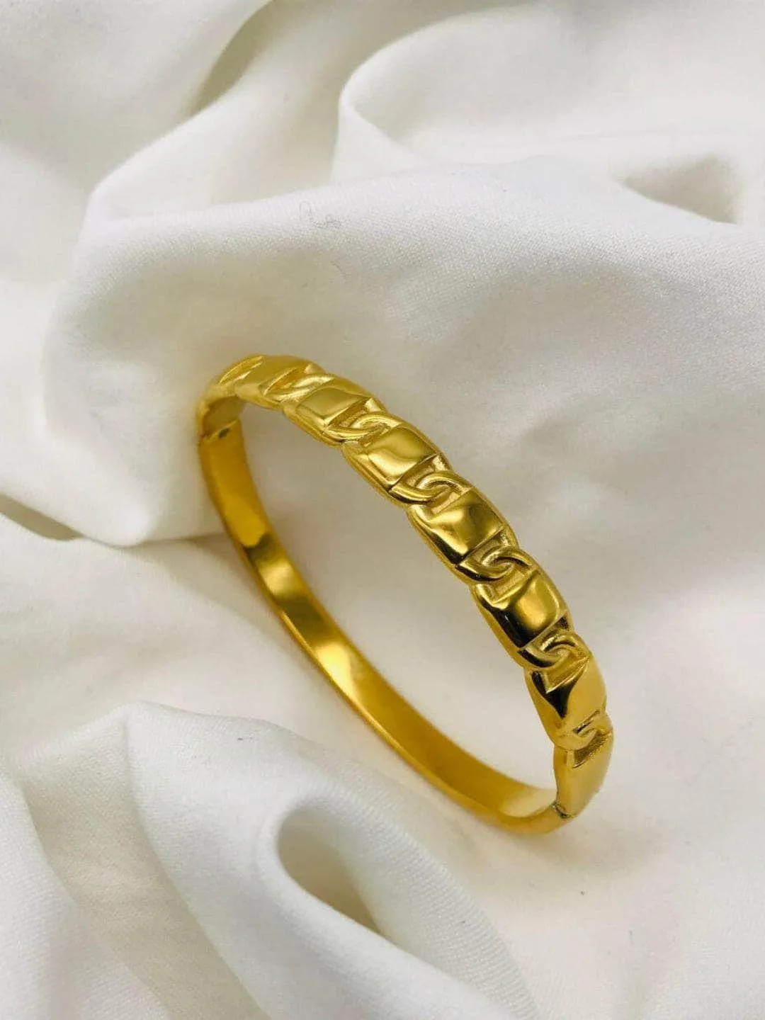 Trendy Lock Shaped Hand Cuff